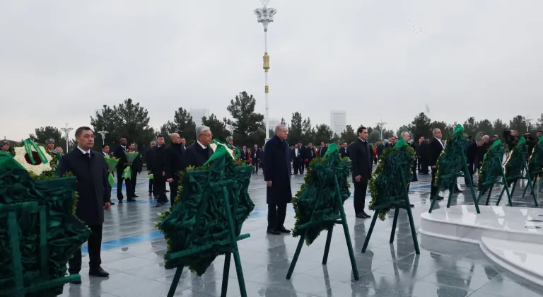 Cumhurbaşkanı Erdoğan Türkmenistan’ın başkenti Aşkabat’ta Tarafsızlık Anıtı’na çelenk koyma törenine katıldı