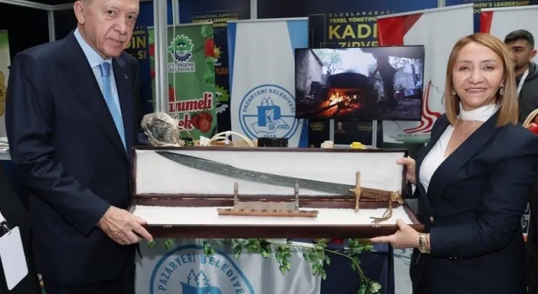 Pazaryeri Belediye Başkanı, Cumhurbaşkanı Erdoğan’a kılıç hediye etti
