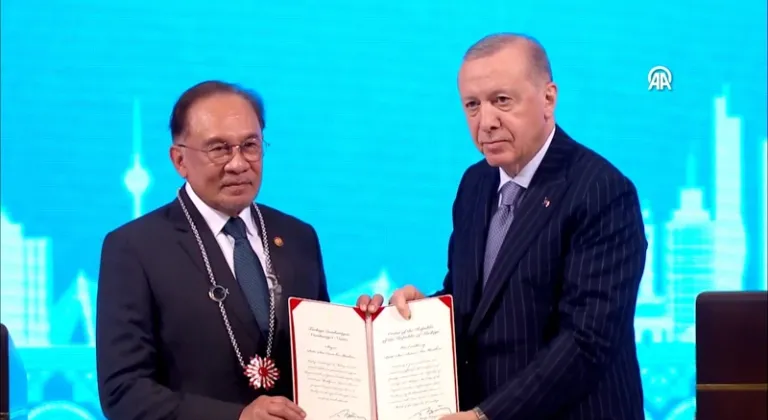 Cumhurbaşkanı Erdoğan’dan Malezya Başbakanı İbrahim’e "Cumhuriyet Nişanı"