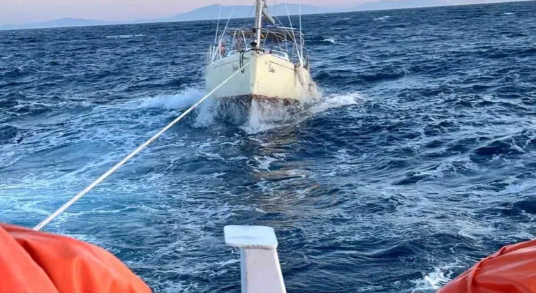 Datça açıklarında sürüklenen yelkenli tekne kurtarıldı
