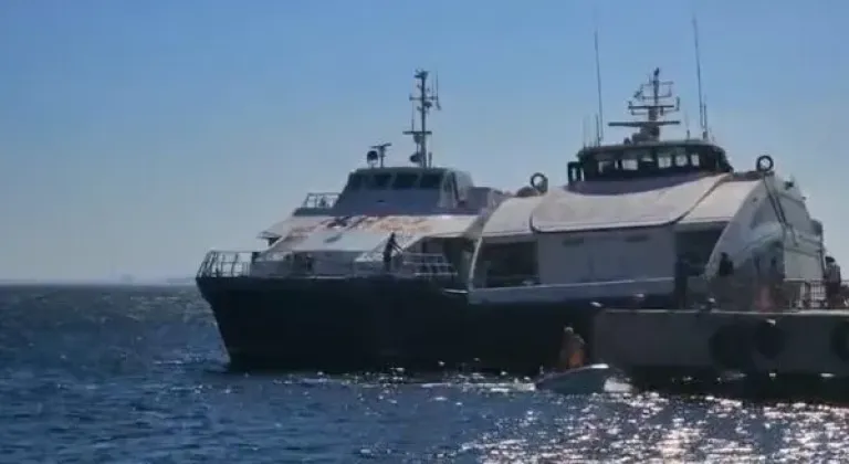 Deniz otobüsü Avşa Adası açıklarında kayalıklara çarptı
