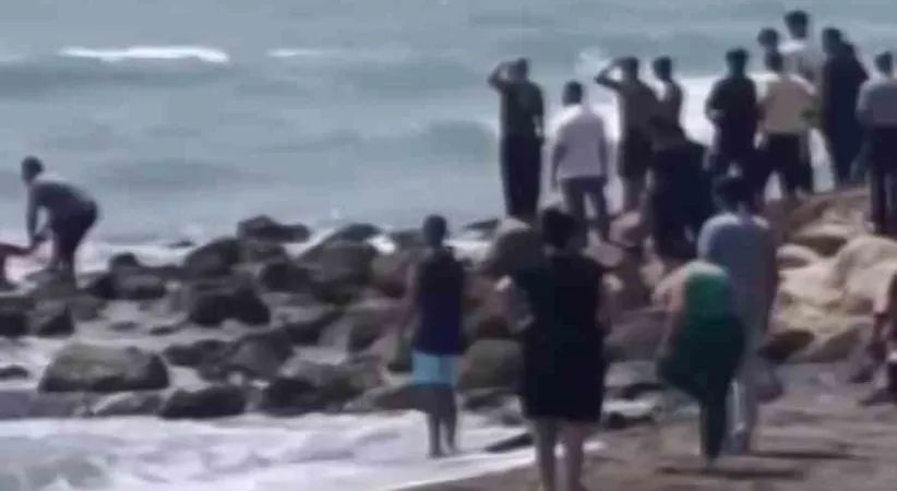 Denize girmeyin uyarısına aldırış etmeyen 14 yaşındaki çocuk dalgalara kapılarak kayboldu