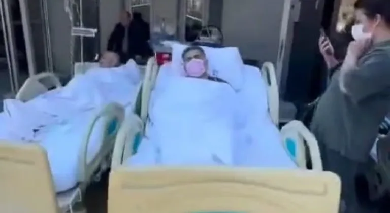 Depremin ardından hastalar sedyelerle tahliye edildi