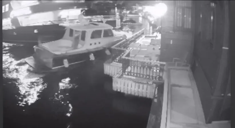 Derin Mermerci’nin Boğaz’da bulunan tarihi yalısına yolcu vapuru çarptı