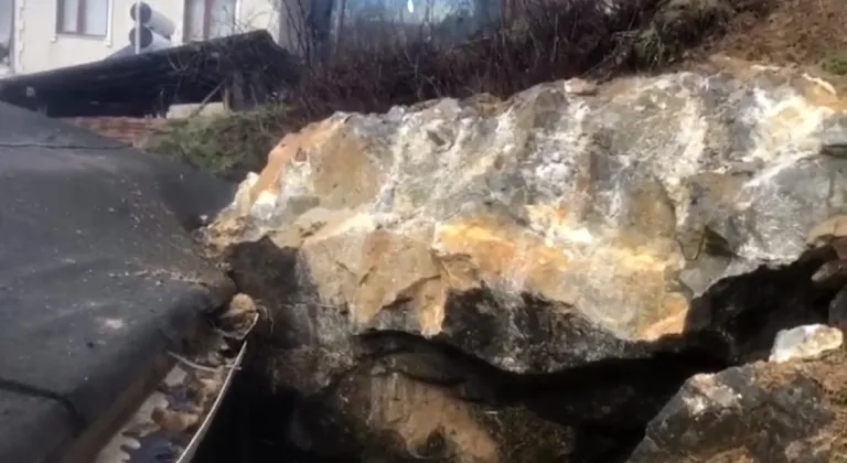 Dev kaya parçası evin çatısına düştü