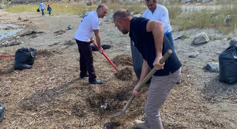 Doğaseverler Van Gölü sahilini temizledi