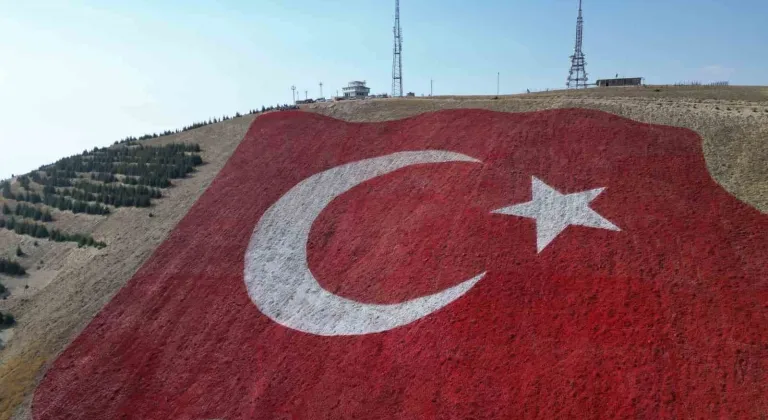 Dünyanın en büyük Türk bayrağı Ahır Dağı’na yapıldı
