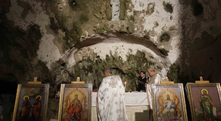 Antakya'da dünyanın ilk mağara kilisesinde Noel ayini