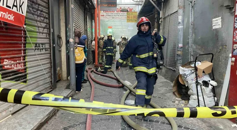 Eminönü’nde iş yerindeki yangında itfaiye erleri dumandan etkilendi