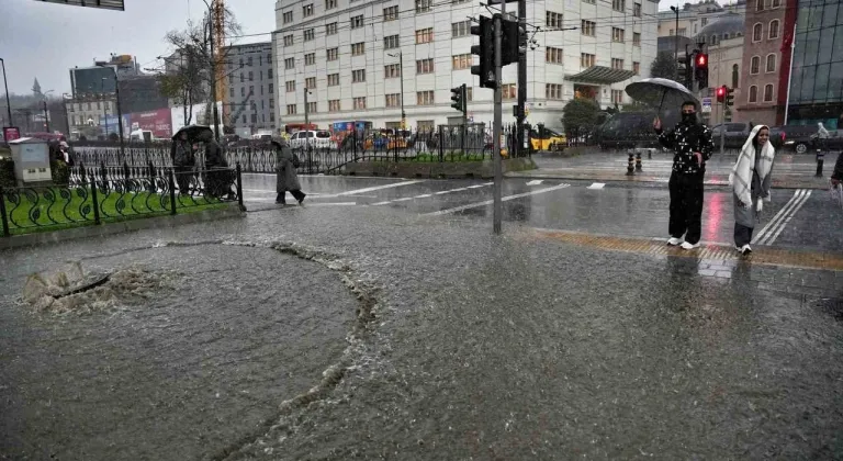 Eminönü’nü su bastı, yollar göle döndü