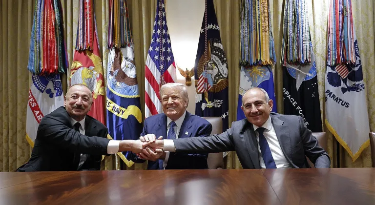 Ermenistan Başbakanı Paşinyan, Trump imzalı fotoğrafları paylaştı