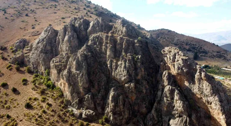 Erzincan’daki Kalecik Kalesinin tarihi Tunç Çağı’na dayanıyor