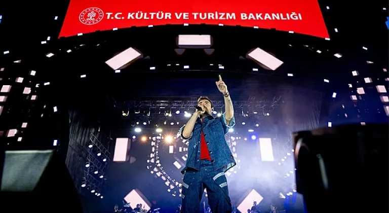 Murat Dalkılıç Erzurum'da hayranlarıyla buluştu