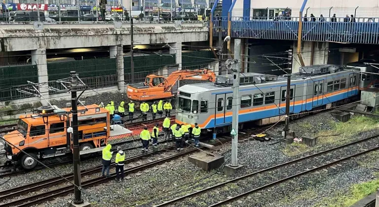 Esenler Otogar durağında metro raydan çıktı