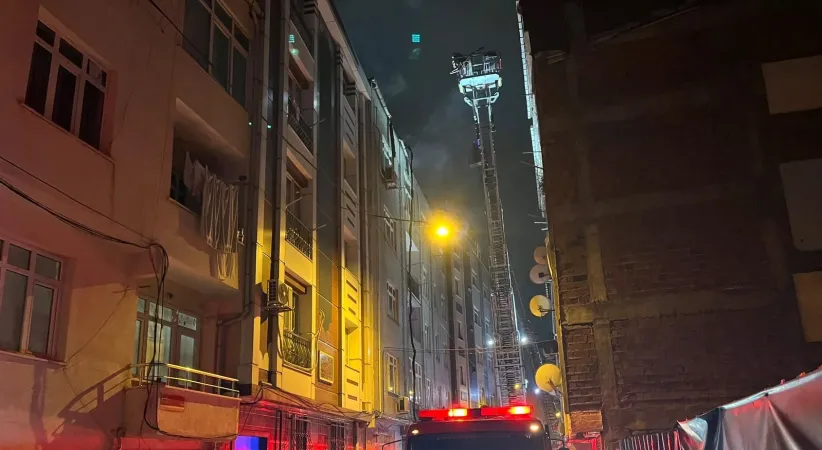 Esenler’de 5 katlı binanın çatısı alev alev yandı
