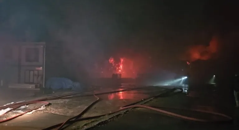 Esenyurt’ta hırdavat fabrikasında başlayan yangın geniş alana sıçradı