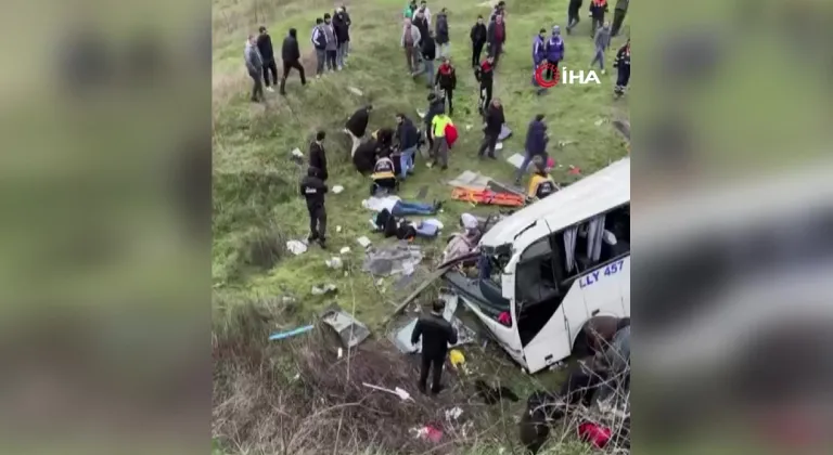 Esenyurt’ta servis minibüsü şarampole yuvarlandı: 4 ölü, 7 yaralı
