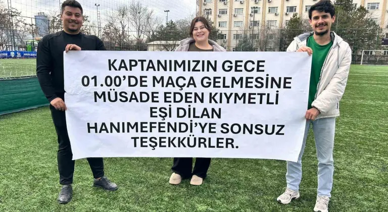 Eşine halı saha izni veren kadına pankartlı teşekkür
