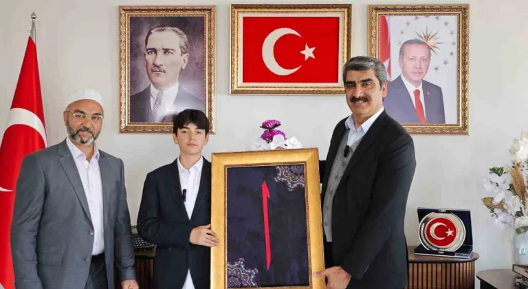 Ezan okuma yarışmasında dereceye giren Erzurumlu öğrenci ödülünü Filistin’e bağışladı