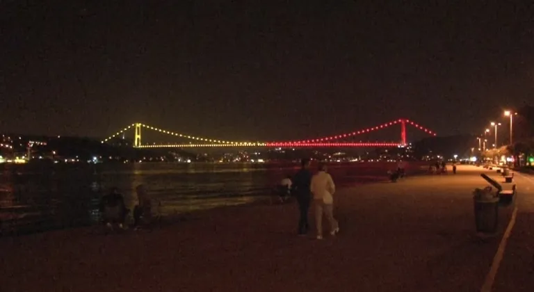 Fatih Sultan Mehmet Köprüsü şampiyonluk şerefine "sarı-kırmızı" renklerle aydınlatıldı