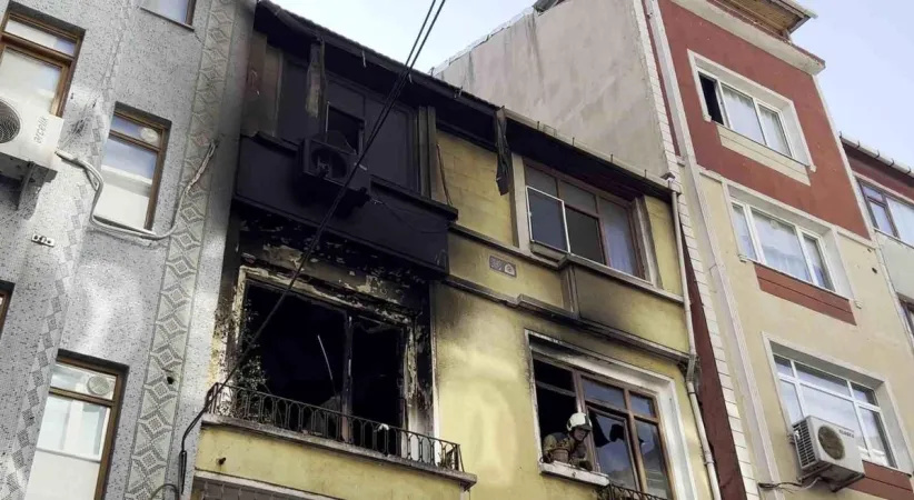 Fatih’te 2 katlı binada çıkan yangında mahsur kalan 4 kişi kurtarıldı