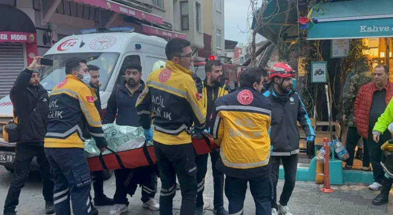 Fatih'te 3 katlı binada yangın çıktı: 1 ölü 7 yaralı