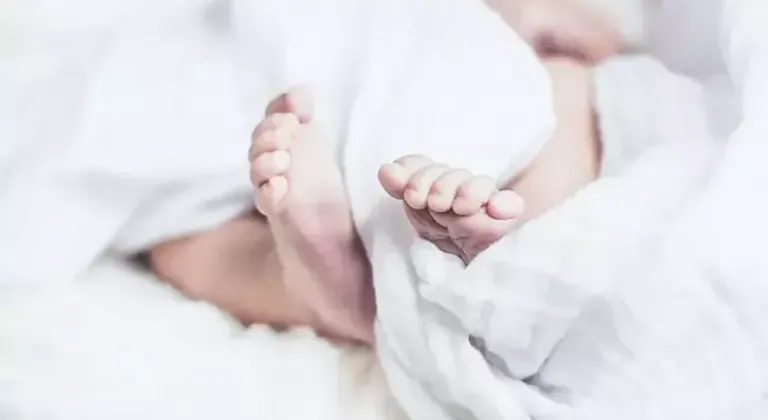 Fatih’te beslenmediği iddia edilen 2 aylık bebek öldü