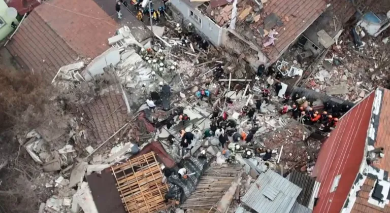 Fatih’te bitişik halde bulunan 2 gecekondu çöktü