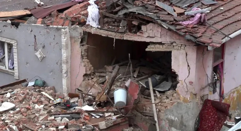 Fatih’te çöken binaların ardından çevrede hasar tespit çalışması başlatıldı