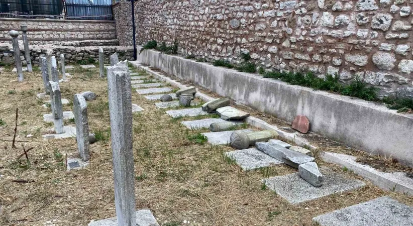 Fatih’teki tarihi hazirede 7 mezar taşını kırıp kaçtı