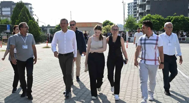 Ferdi Zeyrek’in kızı Nehir, TYT’ye CHP Lideri Özgür Özel ve annesiyle geldi