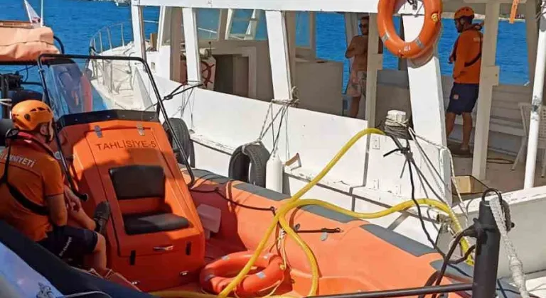 Fethiye limanında su alan tekne kurtarıldı