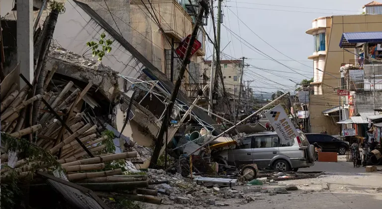 Filipinler’de 7.4 büyüklüğünde deprem meydana geldi