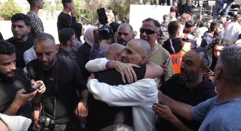 Filistinli mahkumları taşıyan otobüsler Ramallah’a ulaştı