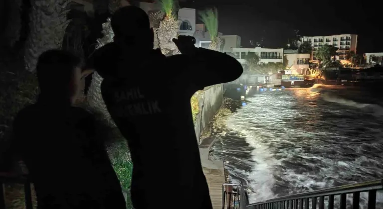 Fırtına, iskelede çalışan işçileri denize düşürdü: 1 ölü, 2 yaralı