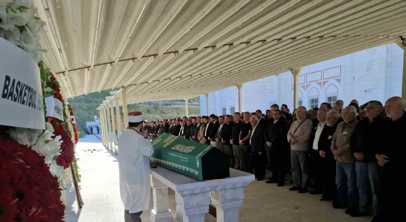 Fon soruşturmasında adı geçen ve Çekmeköy’de aracında ölü bulunan iş insanı toprağa verildi