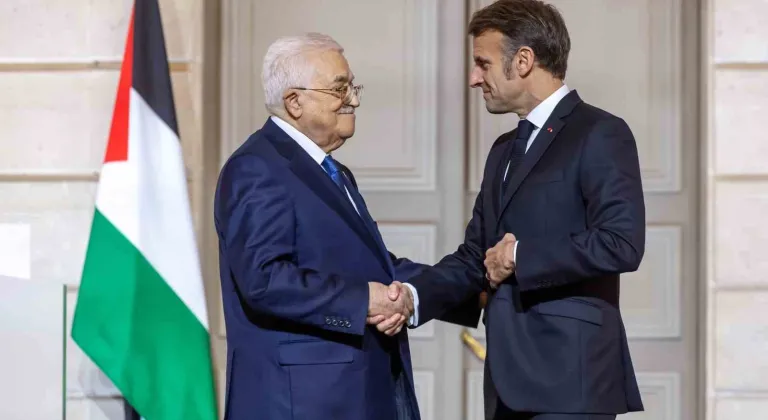 Fransa Cumhurbaşkanı Macron ile Filistin Devlet Başkanı Abbas bir araya geldi