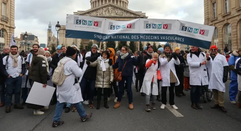 Fransa’da doktorlar 10 günlük grev kapsamında Paris’in sokaklarını doldurdu