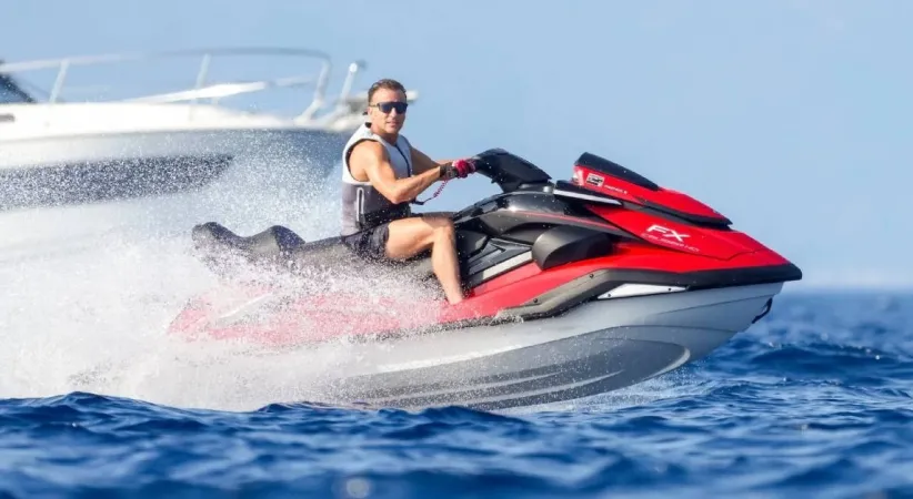 Fransa’da orman yangınları devam ederken, Macron’un jet ski ile fotoğrafı tepki çekti