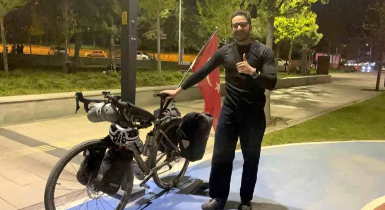 Fransız turist, Türk bayrağı takılı bisikletiyle Türkiye'yi geziyor