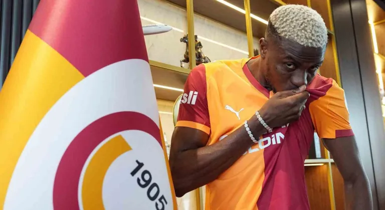 Galatasaray, Osimhen ile 4 yıllık sözleşme imzaladı
