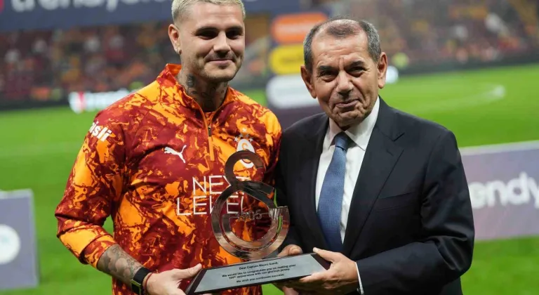 Galatasaray’da 100. maçına çıkan Mauro Icardi’ye plaket verildi