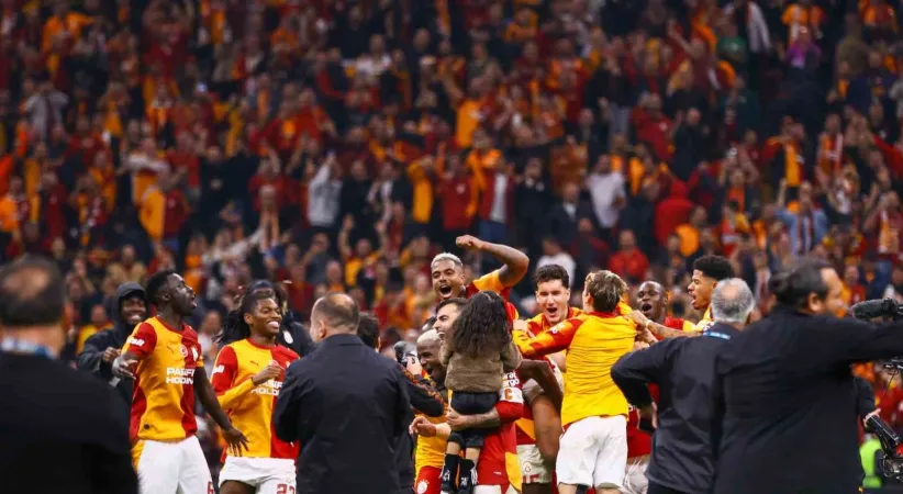 Galatasaraylı futbolcular galibiyeti taraftarıyla kutladı