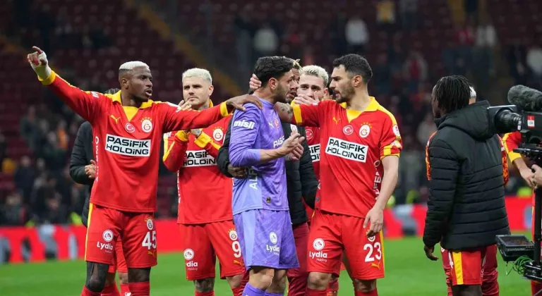 Galatasaraylı taraftarlardan Günay Güvenç’e destek