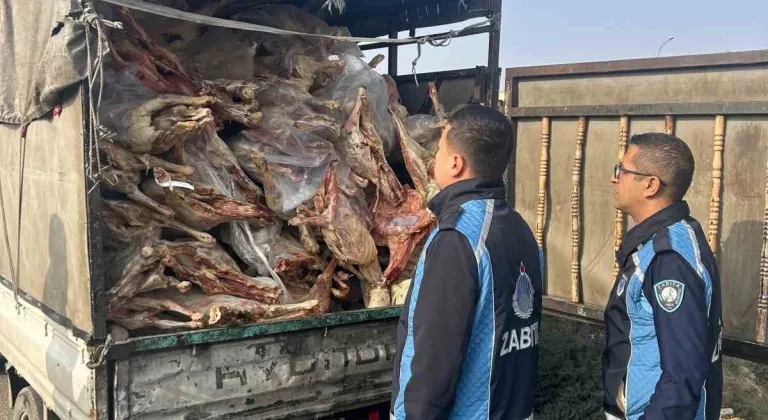 Gaziantep’te kamyonet kasasında kilolarca bozuk et ele geçirildi