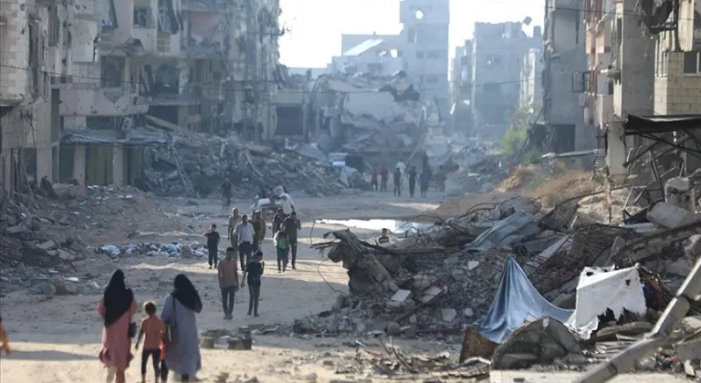 İsrail'in saldırılarından kaçan siviller Gazze Limanı'na sığındı