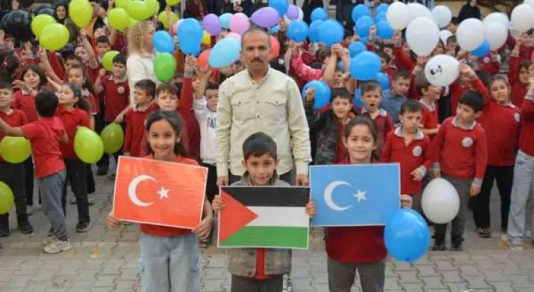 Gazze ve Doğu Türkistan’daki çocukların özgürlüğü için gökyüzüne 787 balon bırakıldı