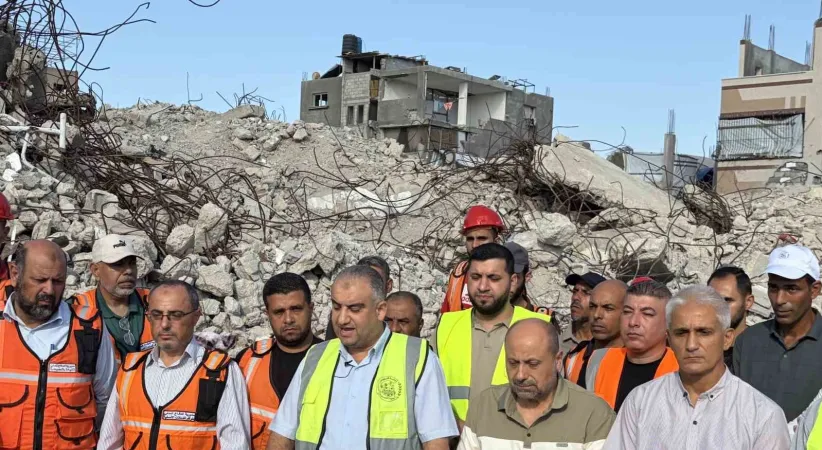Gazze’de 6 katlı binanın enkazındaki 150 cenaze için "tek" iş makinesiyle arama başlatıldı