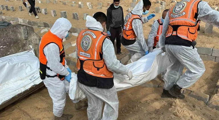 Gazze’de kimliği tespit edilemeyen 30 Filistinli daha toplu şekilde defnedildi