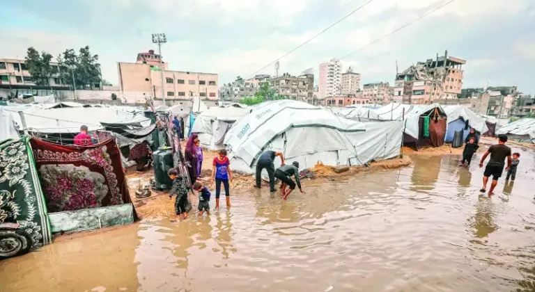 Gazze’de yerinden edilen Filistinlilerin çadırlarını su bastı